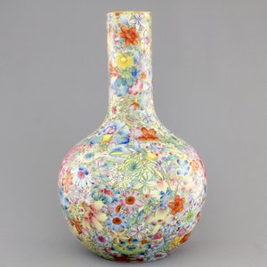 A Chinese famille rose porcelain millefleurs bottle vase, 19th C. — photo 3