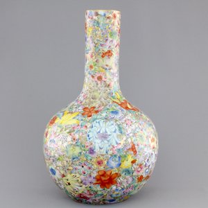 A Chinese famille rose porcelain millefleurs bottle vase, 19th C. — photo 4