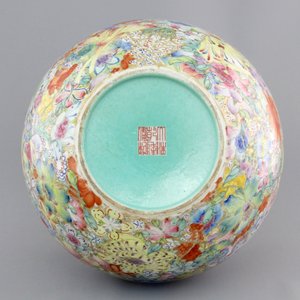 A Chinese famille rose porcelain millefleurs bottle vase, 19th C. — photo 5