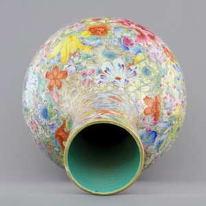A Chinese famille rose porcelain millefleurs bottle vase, 19th C. — photo 6