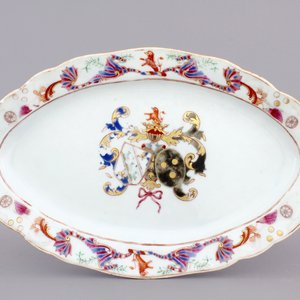 A Chinese famille rose porcelain oval armorial alliance serving dish, 18th C. — photo 1