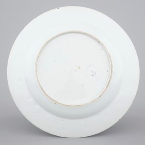 A Chinese famille rose porcelain plate with ladies in a garden, Yongzheng, 1722-1735 — foto 2