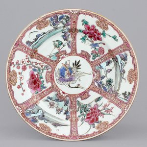 A Chinese famille rose porcelain plate with Shou Lao on a crane, 18th C. — 照片 1