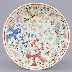 A Chinese famille rose porcelain plate with stylised phoenixes, 19th C. — photo 1