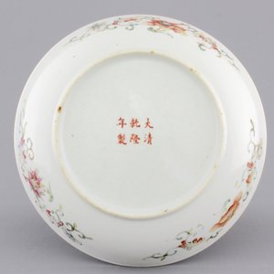 A Chinese famille rose porcelain plate with stylised phoenixes, 19th C. — photo 2
