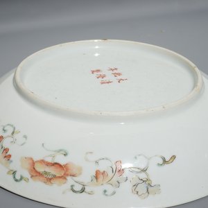 A Chinese famille rose porcelain plate with stylised phoenixes, 19th C. — photo 3