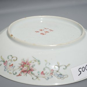 A Chinese famille rose porcelain plate with stylised phoenixes, 19th C. — photo 4
