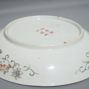 A Chinese famille rose porcelain plate with stylised phoenixes, 19th C. — photo 5