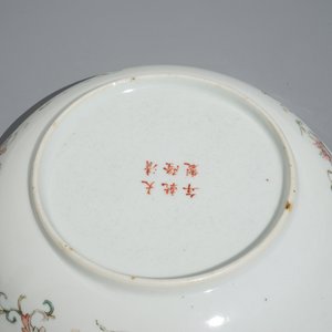 A Chinese famille rose porcelain plate with stylised phoenixes, 19th C. — photo 6