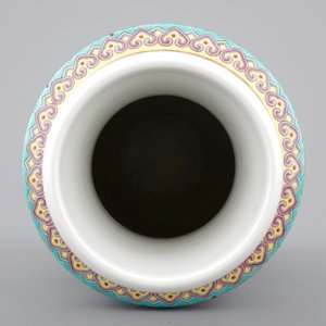 A Chinese famille rose porcelain rouleau vase, 20th C. — photo 5