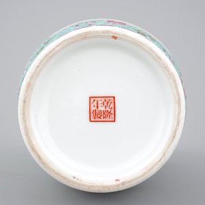 A Chinese famille rose porcelain rouleau vase, 20th C. — photo 6