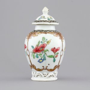 A Chinese famille rose porcelain tea caddy with cover, Yongzheng, 1722-1735 — foto 1