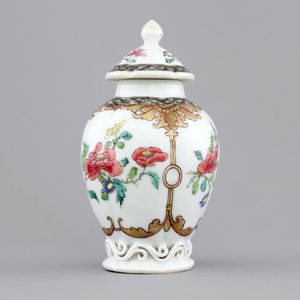A Chinese famille rose porcelain tea caddy with cover, Yongzheng, 1722-1735 — foto 2
