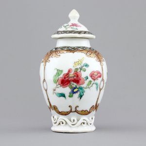 A Chinese famille rose porcelain tea caddy with cover, Yongzheng, 1722-1735 — foto 3