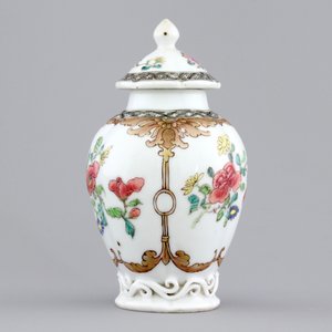 A Chinese famille rose porcelain tea caddy with cover, Yongzheng, 1722-1735 — foto 6