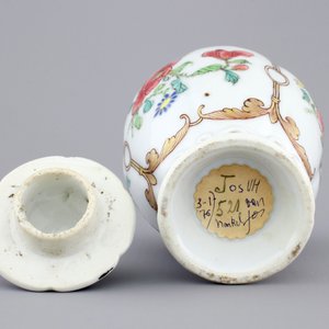 A Chinese famille rose porcelain tea caddy with cover, Yongzheng, 1722-1735 — foto 7