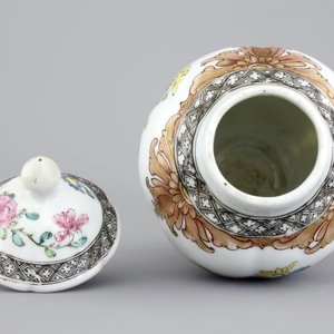 A Chinese famille rose porcelain tea caddy with cover, Yongzheng, 1722-1735 — foto 8