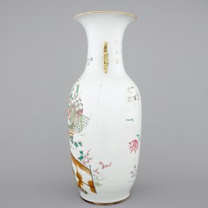 A Chinese famille rose porcelain vase decorated on both sides, 19/20th C. — photo 2