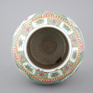 A Chinese famille rose porcelain vase with a peacock, 19th C. — foto 5