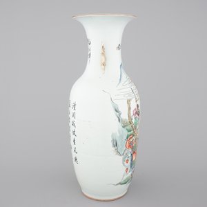 A Chinese famille rose porcelain vase with a warrior scene, 19/20th C. — 照片 2