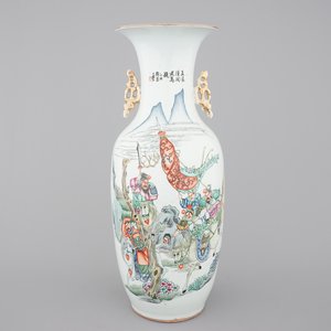 A Chinese famille rose porcelain vase with a warrior scene, 19/20th C. — foto 1