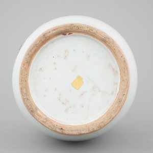 A Chinese famille rose porcelain vase with a warrior scene, 19/20th C. — foto 6