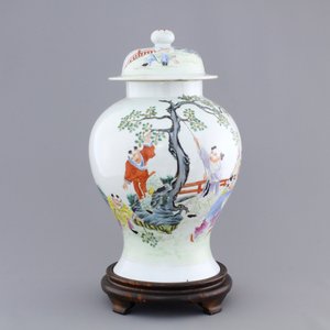 A Chinese famille rose porcelain vase with playing boys on a wooden stand, 19th C. — 照片 1