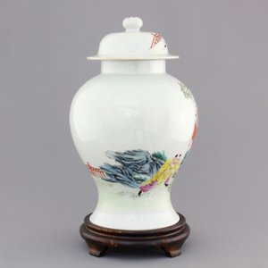 A Chinese famille rose porcelain vase with playing boys on a wooden stand, 19th C. — 照片 2