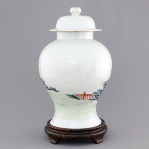 A Chinese famille rose porcelain vase with playing boys on a wooden stand, 19th C. — 照片 3