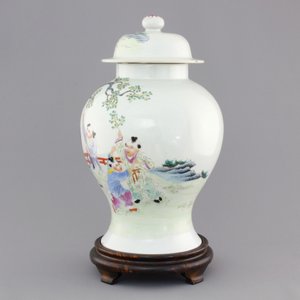 A Chinese famille rose porcelain vase with playing boys on a wooden stand, 19th C. — 照片 4