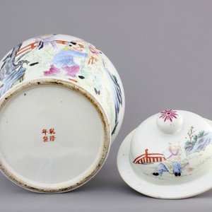 A Chinese famille rose porcelain vase with playing boys on a wooden stand, 19th C. — 照片 5