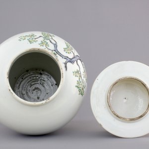 A Chinese famille rose porcelain vase with playing boys on a wooden stand, 19th C. — 照片 6