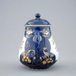 A Chinese famille rose powder blue ground teapot and cover, Yongzheng, 1723-1735 — 照片 2