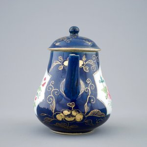 A Chinese famille rose powder blue ground teapot and cover, Yongzheng, 1723-1735 — 照片 4