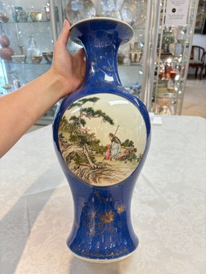 A Chinese famille rose powder-blue-ground vase, 19th C. — photo 1