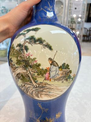 A Chinese famille rose powder-blue-ground vase, 19th C. — photo 12
