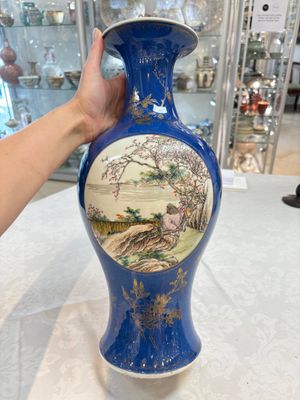 A Chinese famille rose powder-blue-ground vase, 19th C. — photo 3