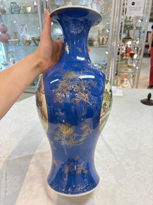 A Chinese famille rose powder-blue-ground vase, 19th C. — photo 4