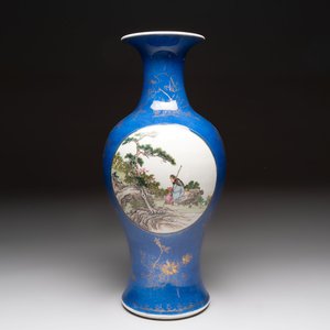 A Chinese famille rose powder-blue-ground vase, 19th C. — photo 1