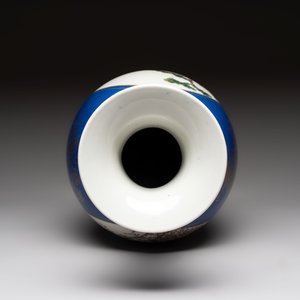 A Chinese famille rose powder-blue-ground vase, 19th C. — photo 5