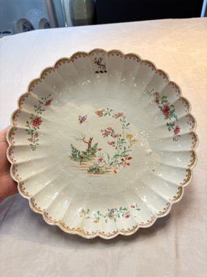 A Chinese famille rose pseudo-armorial tripod dish with the arms of Boschat for the French Market, Qianlong — 照片 1