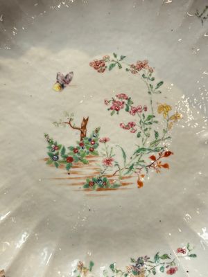 A Chinese famille rose pseudo-armorial tripod dish with the arms of Boschat for the French Market, Qianlong — 照片 2