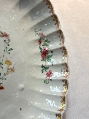 A Chinese famille rose pseudo-armorial tripod dish with the arms of Boschat for the French Market, Qianlong — 照片 3