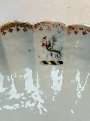 A Chinese famille rose pseudo-armorial tripod dish with the arms of Boschat for the French Market, Qianlong — 照片 4
