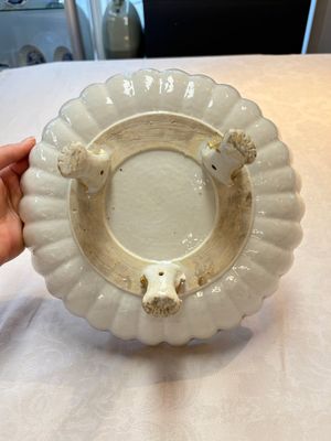 A Chinese famille rose pseudo-armorial tripod dish with the arms of Boschat for the French Market, Qianlong — 照片 7
