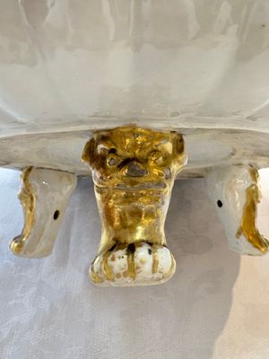 A Chinese famille rose pseudo-armorial tripod dish with the arms of Boschat for the French Market, Qianlong — 照片 8