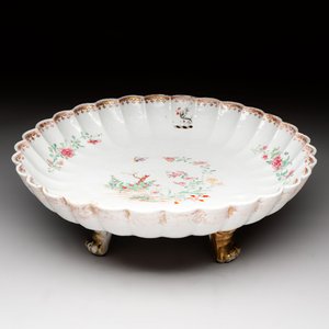 A Chinese famille rose pseudo-armorial tripod dish with the arms of Boschat for the French Market, Qianlong — 照片 1