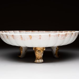 A Chinese famille rose pseudo-armorial tripod dish with the arms of Boschat for the French Market, Qianlong — 照片 3