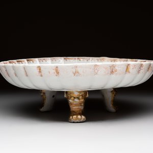 A Chinese famille rose pseudo-armorial tripod dish with the arms of Boschat for the French Market, Qianlong — 照片 4
