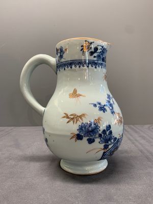 A Chinese famille rose 'pseudo-tobacco leaf' dish, a bowl and a blue and white gilt-decorated jug, Qianlong — photo 1